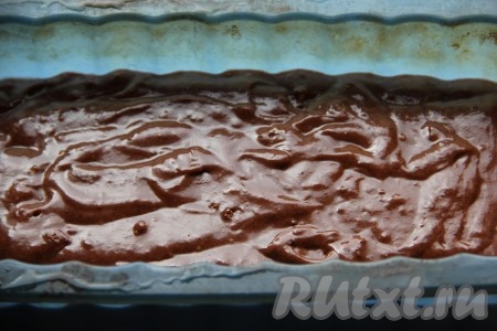 Вылить тесто в форму для кексов.
