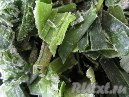 Измельчаем лук. Я использую замороженную с осени уже нарезанную зелёную часть лука-порея (не пропадать же добру!)&nbsp;
