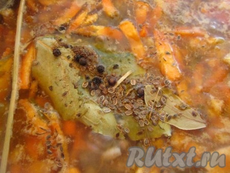 Приправляем суп укропным семенем, лавровым листом, перцем горошком. Пробуем и солим по вкусу (мне понадобилось 3 чайные ложки соли). Варим ещё 5-10 минут.&nbsp;
