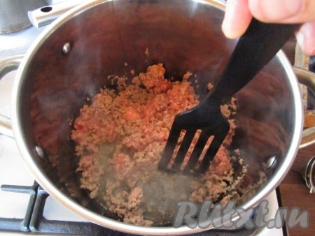 Приготовим для супа кастрюлю с толстым дном и обжарим в ней фарш на небольшом количестве растительного масла.