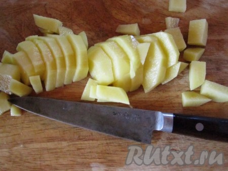 Тем временем чистим овощи. Через 15 минут добавляем в кастрюлю нарезанный картофель.&nbsp;Дадим покипеть минут 10-15. Также снимаем образующуюся пену.
