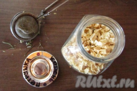 Добавляем к фаршу суповые коренья и травы (у меня сухие, но можно использовать и свежие - корень петрушки, сельдерея, пастернака, стебли от петрушки и укропа и т.п.).
