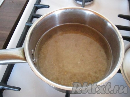 Для начала отварим заранее до готовности перловую крупу. Варим на маленьком огне, не выпускаем из внимания - она легко может убежать!