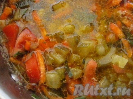 Теперь нужно обязательно попробовать картофель на готовность, так как после добавления кислоты он может так и остаться недоваренным! Если картофель сварился, добавляем в суп соленые огурцы, помидор и, по желанию, огуречный рассол.
