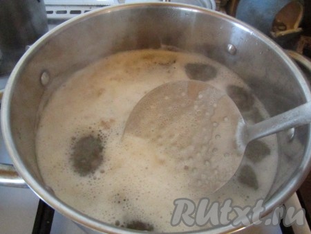 Заливаем обжаренный фарш с приправами 2,5-3 литрами воды, доводим до кипения и тщательно снимаем поднявшуюся пену. Варим на небольшом огне 15 минут.
