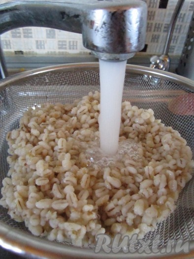 Тем временем хорошо промываем сваренную перловую крупу.
