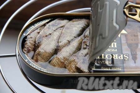 Со шпрот слить масло.