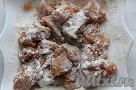 В муку добавить специи и приправы, перемешать. Обсыпать мукой со специями куриные кусочки и перемешать.