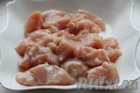 Куриное филе вымыть, обсушить, нарезать его на небольшие кусочки (я обычно нарезаю на квадратики с длиной стороны 3-4 сантиметра), посолить по вкусу.