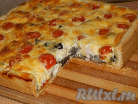 Открытый пирог с сочной начинкой из курицы и грибов в сливочно-сырной заливке получается и вкусным, и сытным, он, наверняка, понравится всей семье!