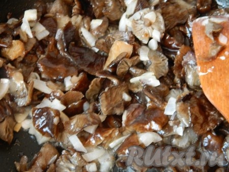 Я готовила пирог с лесными грибами, предварительно проварив их с момента закипания воды в течение 30 минут, затем откинула на дуршлаг. Но можно взять и свежие шампиньоны, промыв их и очистив от загрязнений. Лук очищаем и мелко нарезаем. Отваренные лесные грибы (или промытые шампиньоны) нарезаем на небольшие кусочки и вместе с нарезанным луком выкладываем на сковороду с растительным маслом, обжариваем в течение минут 10 на среднем огне, помешивая, солим, перчим. Обжаренным грибам даём немного остыть, смешиваем с курицей.