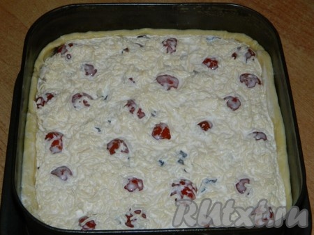 Поверх курицы и грибов равномерно распределяем сливочно-сырную заливку и выпекаем пирог в разогретой духовке минут 40-50 (до румяности) при температуре 180 градусов.