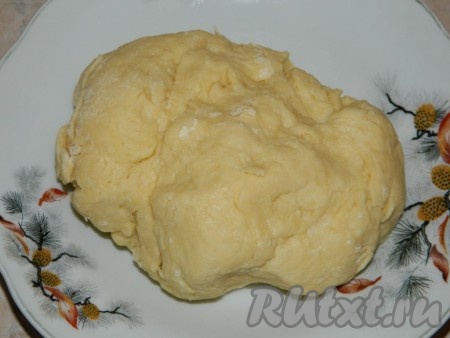 Вначале замесим тесто, для этого в объёмную миску насыпаем муку и соль, перемешиваем, добавляем нарезанное на небольшие кубики холодное сливочное масло, перемешиваем руками до получения крошки, затем вбиваем яйцо, перемешиваем тесто и начинаем по 1 столовой ложке добавлять воду, каждый раз тщательно вмешивая её в песочное тесто. Тесто должно получиться мягким, приятным в работе.&nbsp; Мука, величина яйца бывают разными, поэтому, возможно, будет достаточно 1 столовой ложки воды, а, возможно, понадобится для замешивания теста 3 столовых ложки - ориентируйтесь на консистенцию замешиваемого теста. Замешанное тесто заворачиваем в плёнку и отправляем минут на 30 в холодильник.