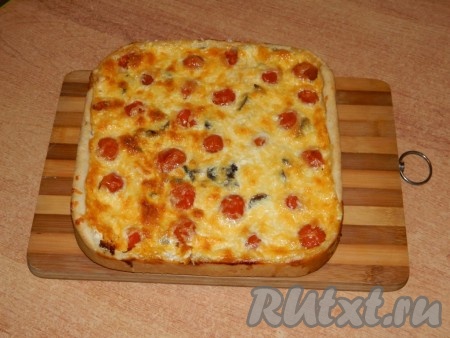 Готовый пирог остужаем и подаем к столу.
