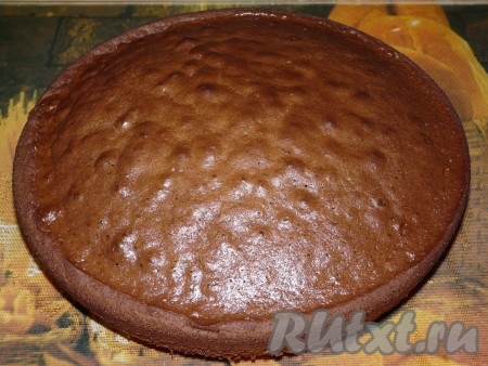 Выпекать корж при температуре 180 градусов примерно 35-40 минут. Готовность проверить зубочисткой.
