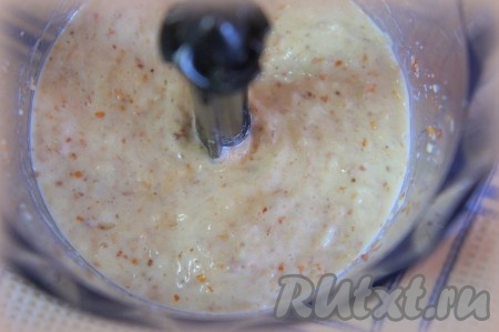 Пробейте орехи с бананами до однородной консистенции.