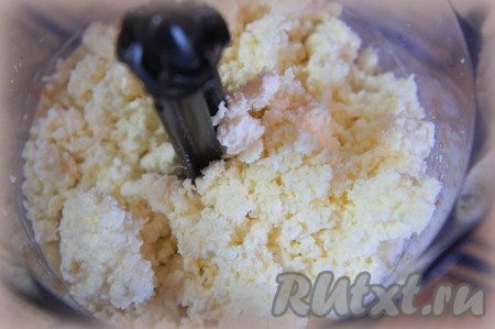 Добавьте творог и ещё раз пробейте всё вместе в измельчителе.