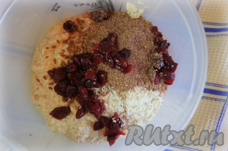 В глубокую миску переложите полученное "тесто" для печенюшек. Добавьте сушеную клюкву, клетчатку, какао, семена льна.