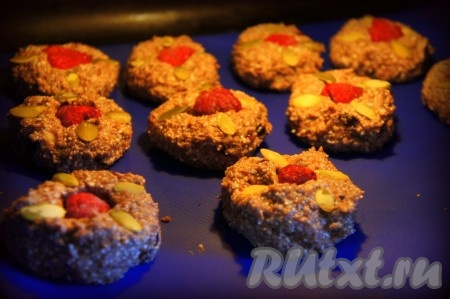 Выпекайте диетическое творожное печенье 30-40 минут. Дайте остыть и наслаждайтесь!
