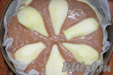 Груши почистить, вынуть сердцевину, нарезать на 4 части. На белое тесто выложить тёмное. Поверх тёмного теста разложить кусочки груш срезом вниз, совсем немного притопив, не до дна.