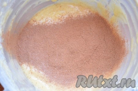 В остальное тесто добавить какао, перемешать.