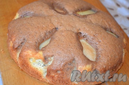 Печь пирог с грушами в разогретой духовке при температуре 180 градусов минут 40. Готовность проверить, проколов тесто сухой лучинкой (если и после прокола лучинка останется сухой, значит доставайте бисквитный пирог из духовки). Дать готовой выпечке немного остыть, достать из формы.