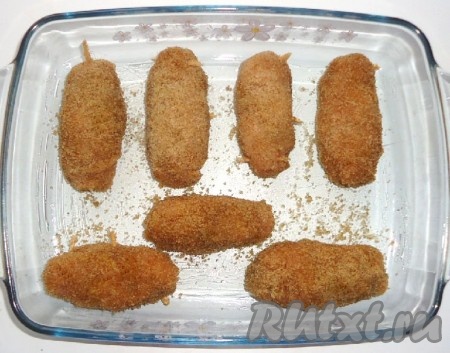 Куриные рулетики с начинкой из сыра и зелени выложить в форму для запекания и выпекать в духовке, разогретой до 180-190 градусов, 20-25 минут.
