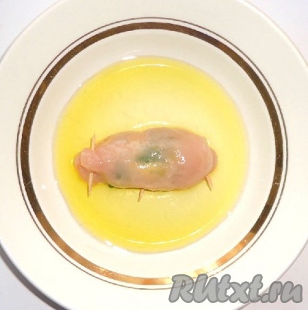 Каждый рулетик обмакнуть в оливковое масло.