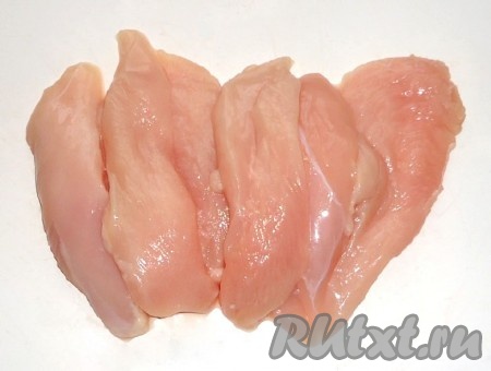 Куриное филе нарезать на пластины.
