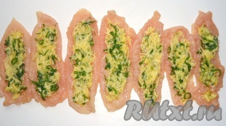 Начинку выложить на куриные отбивные.