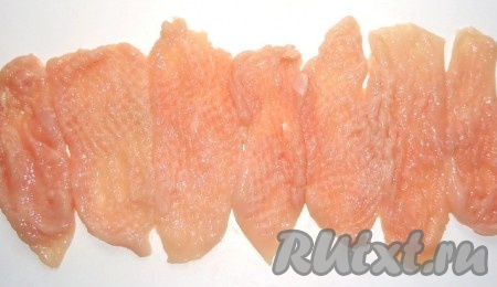 Сделать отбивные и посолить с обеих сторон.