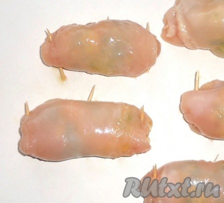 Свернуть в рулетики и закрепить маленькими деревянными шпажками.