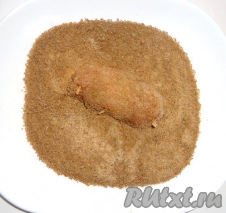 Затем обвалять в панировочных сухарях.