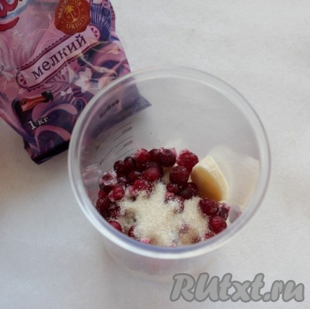 Банан нарезать, сложить в чашу блендера, высыпать клюкву, сахар, специи и пробить блендером 30 секунд до пюре.
