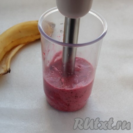 Добавить в чащу сок апельсина, пробить блендером секунд 20-30.