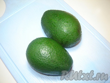 Плоды авокадо разрезать пополам, вынуть косточку и удалить кожуру.