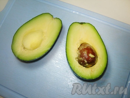 Авокадо разрезаем
