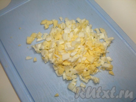 Сварить для салата два яйца вкрутую. Порезать.