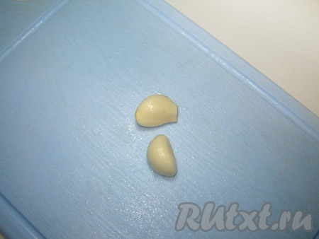 Зубчики чеснока мелко порубить или пропустить через чеснокодавилку.