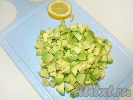 Нарезать авокадо большими кубиками (2 см), сбрызнуть соком лимона.