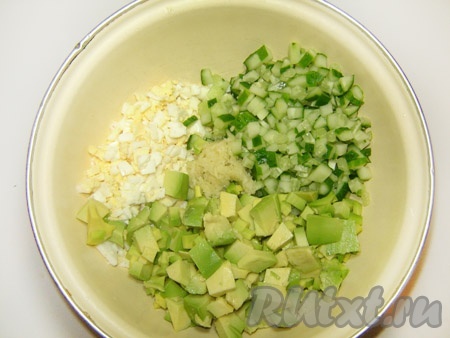 Смешать все ингредиенты салата (авокадо, огурцы, яйца, чеснок) с растительным маслом и посолить по вкусу.