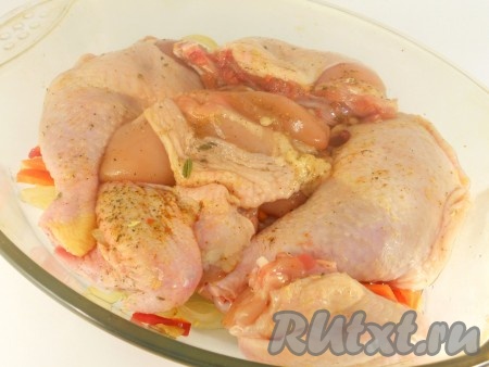 На дно формы для запекания выложить овощи, сверху - курицу.