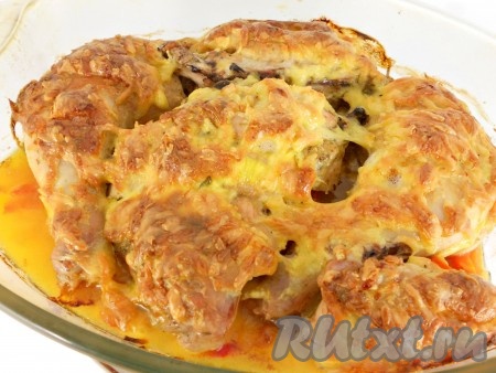 Запекать курочку в предварительно разогретой до 190-200 градусов духовке до румяной корочки (40-45 минут).