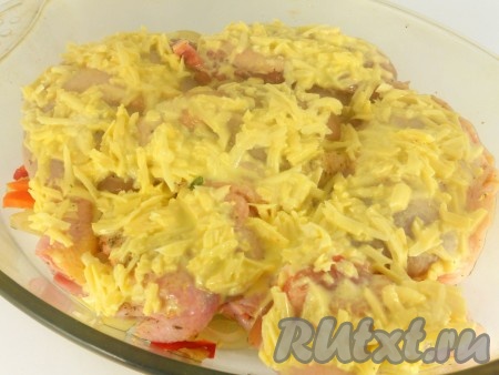 Покрыть курицу сверху сырной смесью.