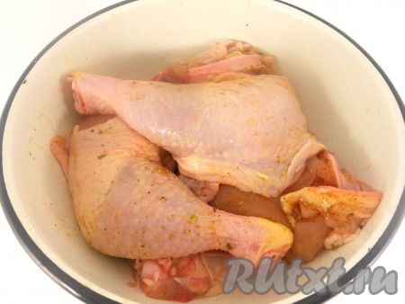 Куриные окорочка посолить, поперчить, посыпать специями. Хорошо перемешать и оставить на 15-20 минут.