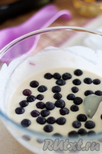 В большой миске смешайте муку с солью и разрыхлителем. Добавьте туда же сахар. Смешайте в отдельной миске кефир и взбитое яйцо. Добавьте к мучной смеси и тщательно перемешайте, чтобы не было комочков. Тесто должно получиться консистенции, как густая сметана. Теперь всыпьте ягоду в тесто и аккуратно перемешайте ложкой.
