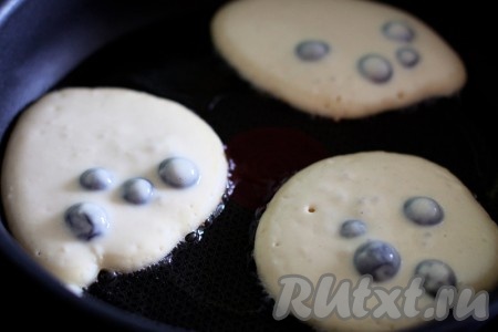 Разогрейте масло на сковороде и выкладывайте тесто столовой ложкой из расчета 2 столовые ложки теста на 1 оладушек. Обжаривайте с каждой стороны где-то по 2 минуты. При необходимости подливайте в сковороду масло.
