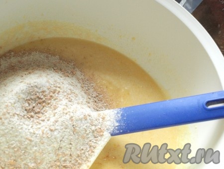 Кислое молоко немного подогреть, раскрошить в него дрожжи. Добавить 1 чайную ложку сахара и 2 столовые ложки муки, перемешать и оставить смесь в тёплом месте на 1,5 часа. Спустя время добавить растопленный и остывший маргарин, взбитые с сахаром яйца, соль и цельнозерновую муку (если без неё, то просто добавлять муку частями и вымешивать).
