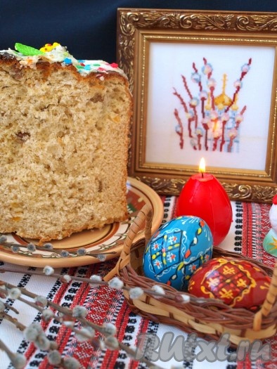 Духовку разогреть до 180 градусов и выпекать куличи 35-40 минут. Приготовить глазурь: взбить белок, постепенно подсыпая сахарную пудру. Готовые пасхальные куличи смазать глазурью и посыпать кондитерской посыпкой.
