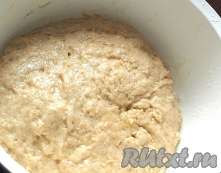 Вымесить полностью всё тесто, постепенно добавляя всю оставшуюся муку, и убрать его в тёплое место до увеличения в объёме в 2-3 раза.
